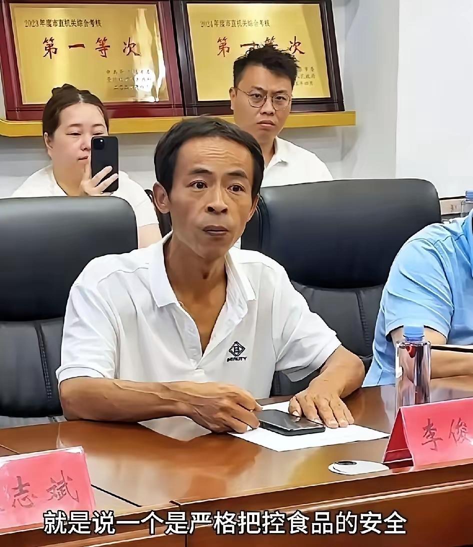 鸡排哥在网络上火爆了，
可是万万没想到，
鸡排哥没有自己的

抖音账号，他自己从