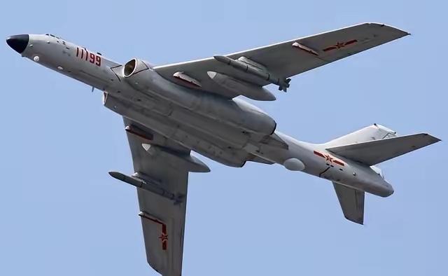 2010年4月，一架轰-6正准备投弹，突然遭到猛烈袭击，轰炸机瞬间被打出18个窟