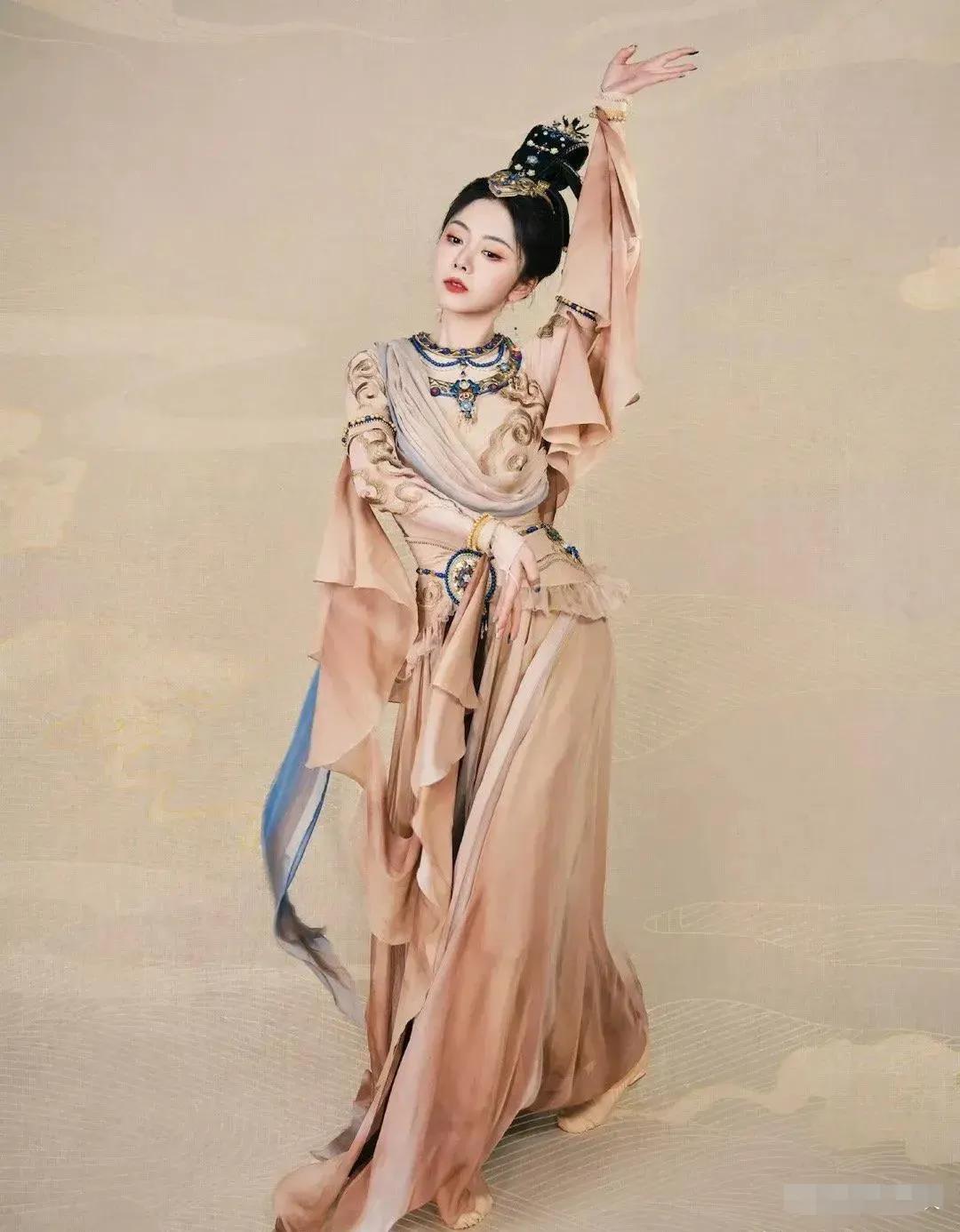 谭松韵天竺少女造型太美了吧！就像画中出来的美人，婀娜多姿，笑靥如花，灵动娇俏，风