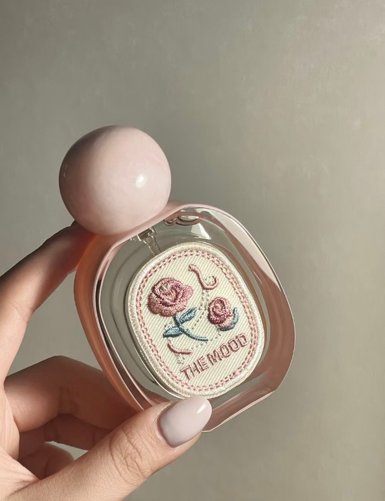 🌹西西里岛的千金感玫瑰香🌹这个香水瓶的浮雕刺绣真的好精致还是我很爱的冷荔枝玫