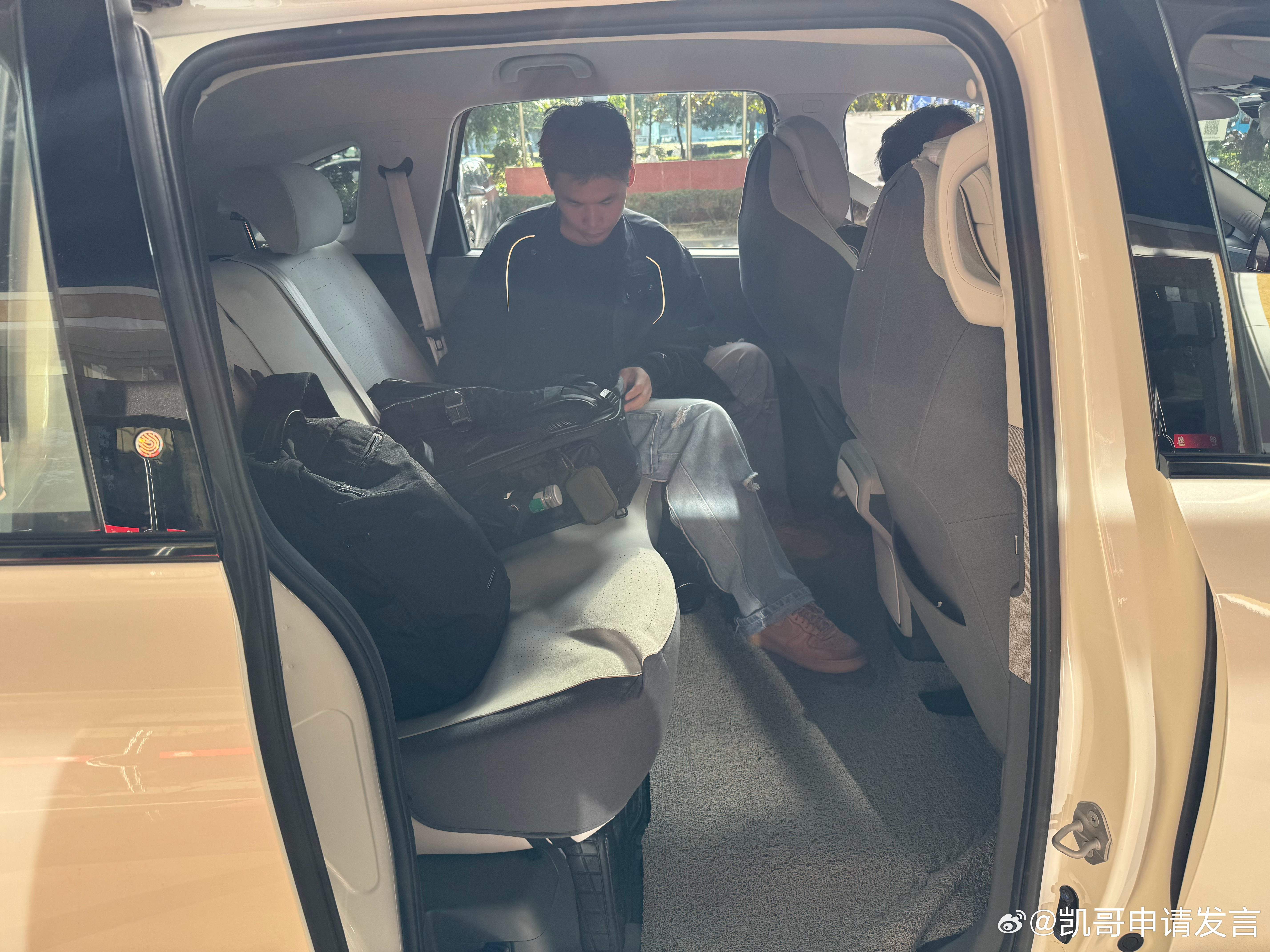 打了个极狐考拉的网约车，比埃安 Y感受还好。电动侧滑门、第二排腿部空间无敌，后备