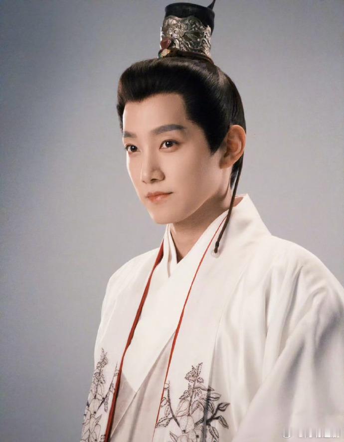 范世錡古装  能文质彬彬摇扇子怼人，又能上阵杀敌武功高强，范世錡就是古偶剧中的全