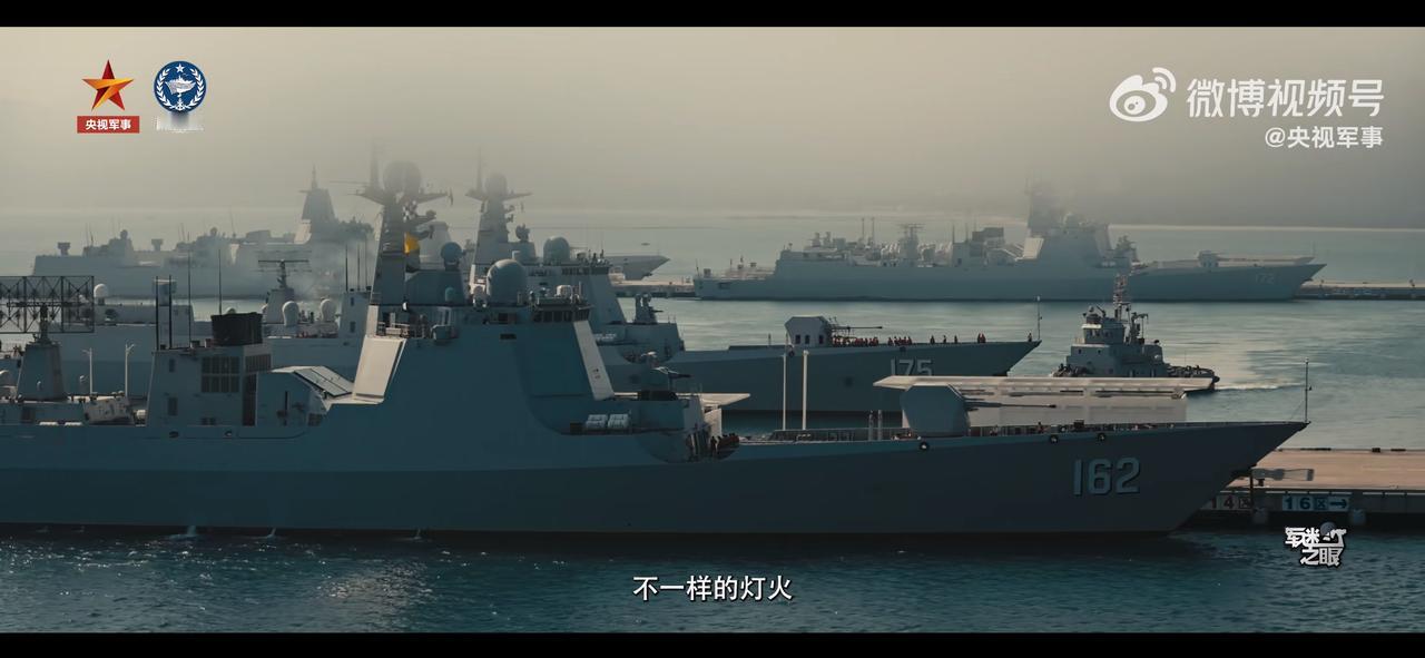 4艘052D和1艘055万吨大驱同框在同一码头，注意图3两型驱逐舰的俯视对比图，