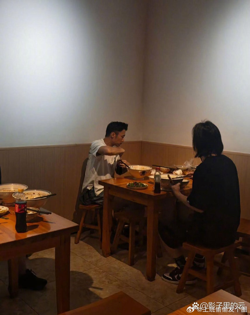谢霆锋这两天在西安准备演唱会，结果被网友偶遇在街边小店吃油泼面，还点了肉夹馍，一