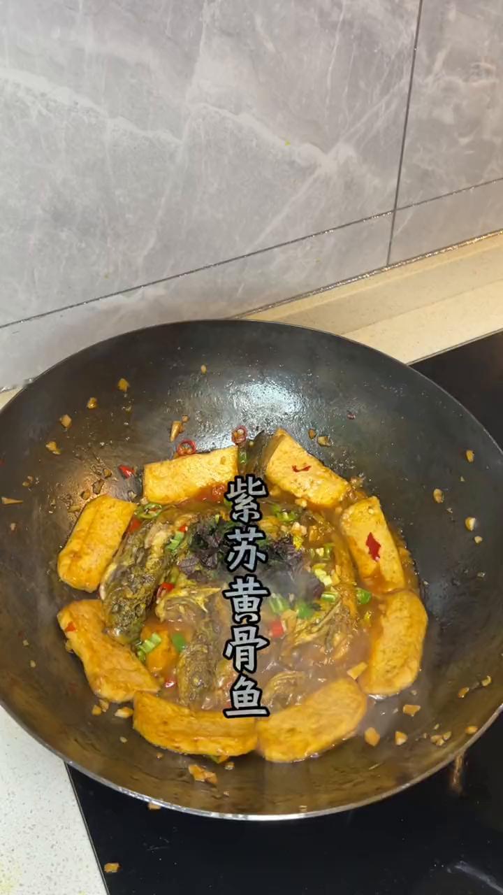 紫苏黄骨鱼。
·锅热凉油、盐煎豆腐，翻边两面煎金黄备用。
·下入12块买回来的鱼