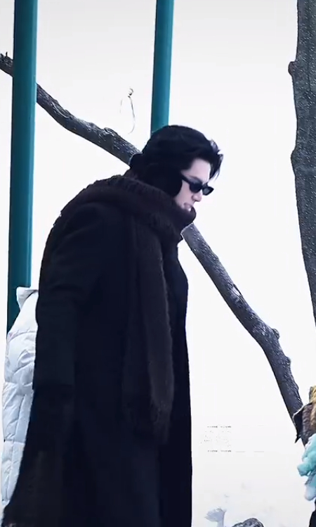 王鹤棣黑大衣围巾冷感霸总王鹤棣冬日霸总男友 王鹤棣黑大衣围巾冷感霸总，王鹤棣冬日