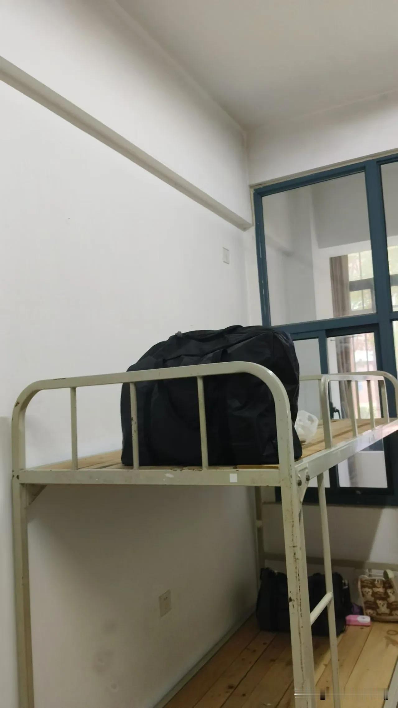 麻烦高中家长给孩子 出出主意

刚开学时孩子分的是上铺，现在宿舍的一个同学，因为