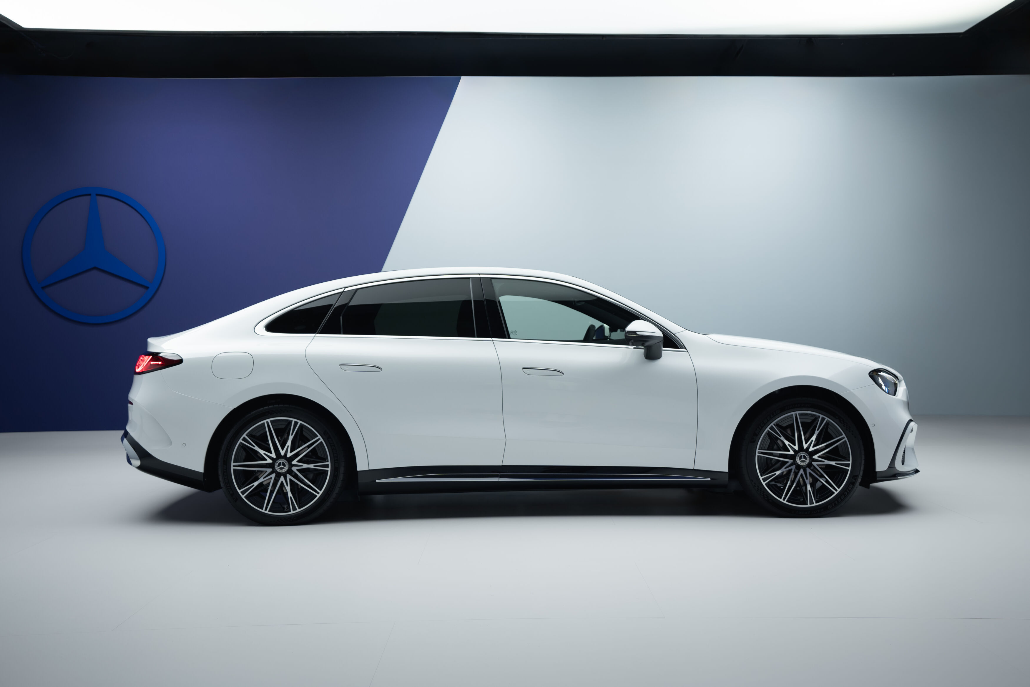 奔驰新一代C级纯电动，跟GLC纯电动一样的配置空气悬挂+后轮转向，做工更精细豪华