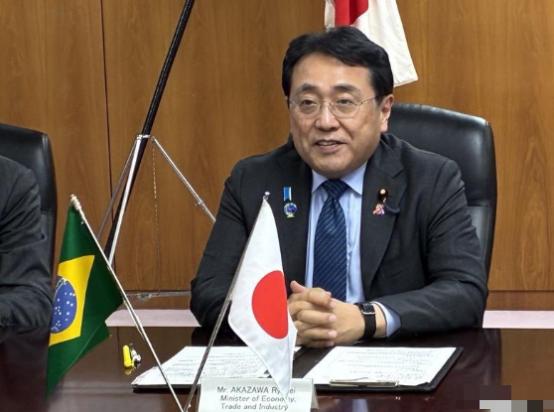 硬扛7个月中方压根不理！日本撕下伪装紧急派人来华，2026经济快撑不住，谄媚背后