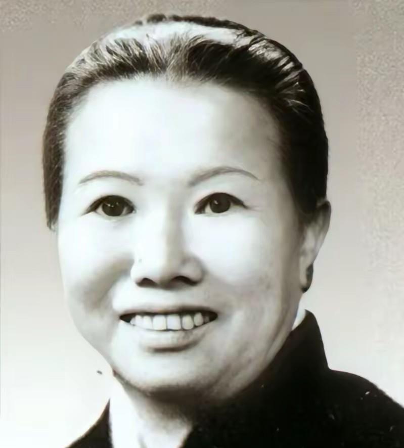 父亲是李德，母亲开国大校！混血儿隐居长沙当了几十年没人知道来历的普通职工。
 