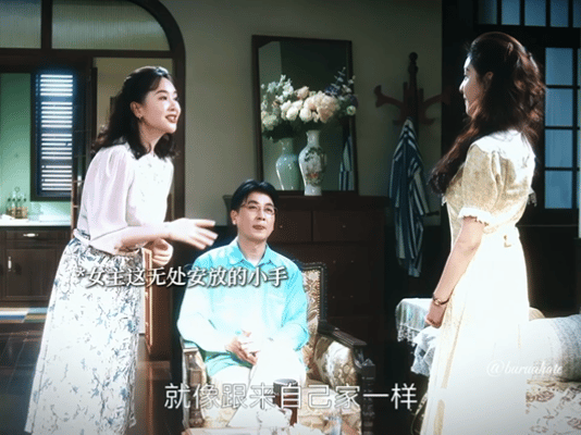 章若楠标准八颗牙笑 章若楠果然人在尴尬的时候真的会笑 一尴尬就开启笑容防御模式，