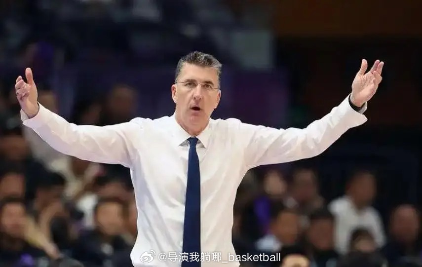 又下课一位，新疆男篮主教练格兰已经离职，他在本赛季中途接手新疆男篮但是目前新疆队