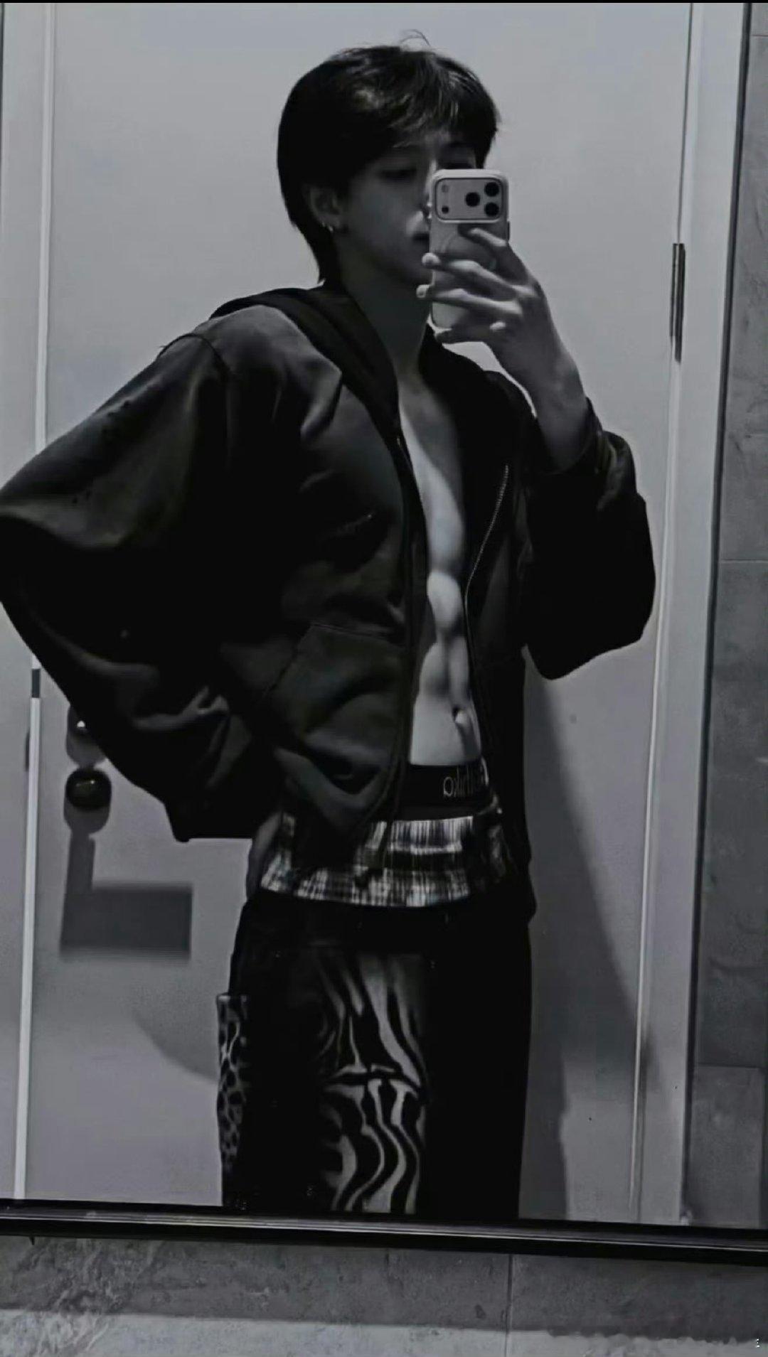 朱志鑫腹肌自拍朱志鑫的腹肌照谁懂一早醒来看来朱志鑫的腹肌照啊 