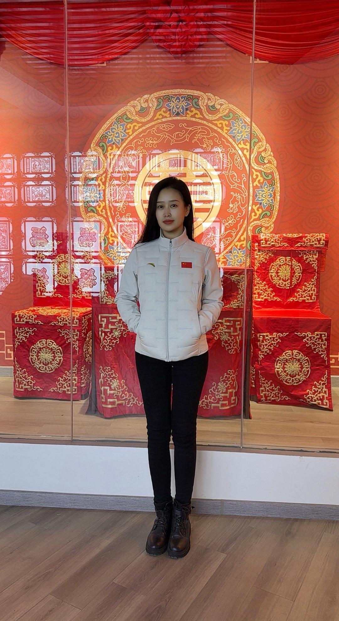 满眼的红色和“福”字，既是喜庆的祝福，也是一种沉默的背景——它见证过欢声笑语，也