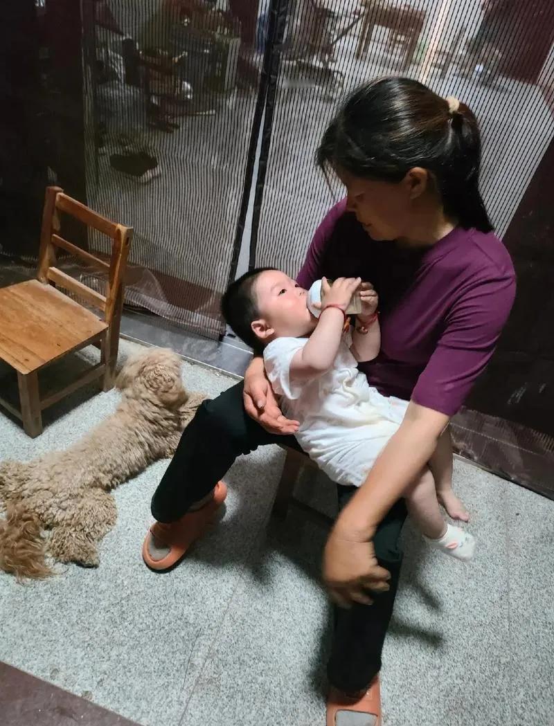 放弃高薪来带孙辈，真的值得吗？
我后悔了，辞掉年薪十万的工作帮女儿带娃，女儿的一