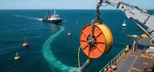 伊朗曝光最新“大杀招”——那就是，海峡底下埋着的7根海底光缆！一旦切断，华尔街数