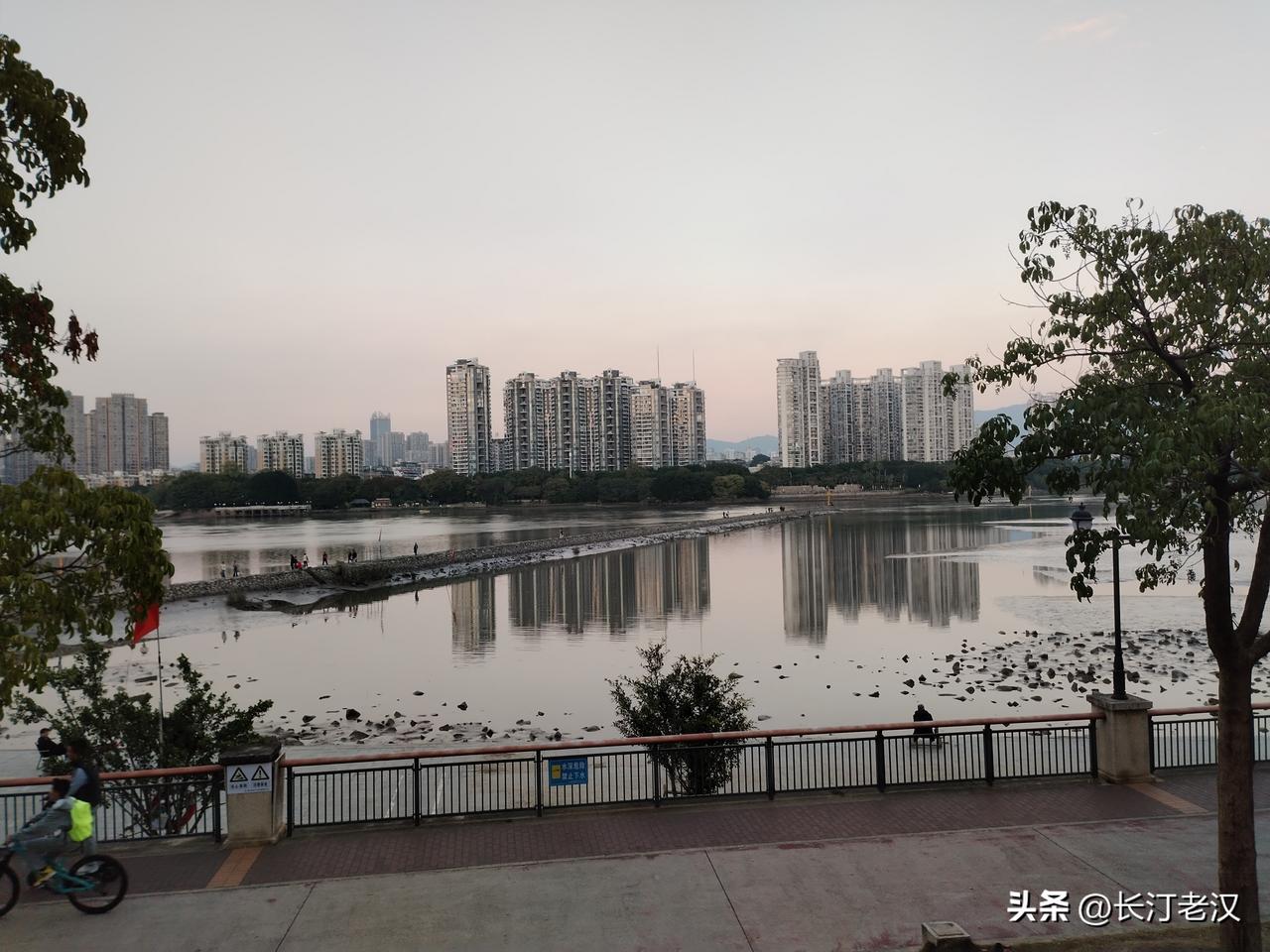 普通人买彩票只是寄予了一份希望，买了彩票总有可能中奖，尽管一次次希望的破灭，但中