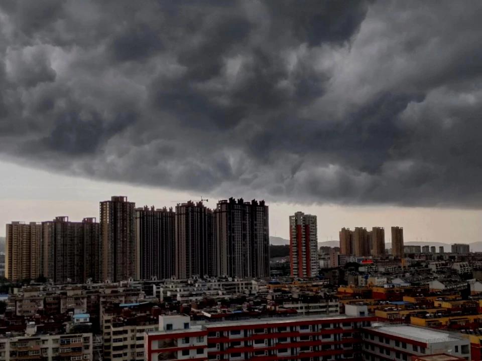 当年我们期望它是“彩虹”的以色列，其内其外，都变成了“黑云压城城欲摧”！//@幽