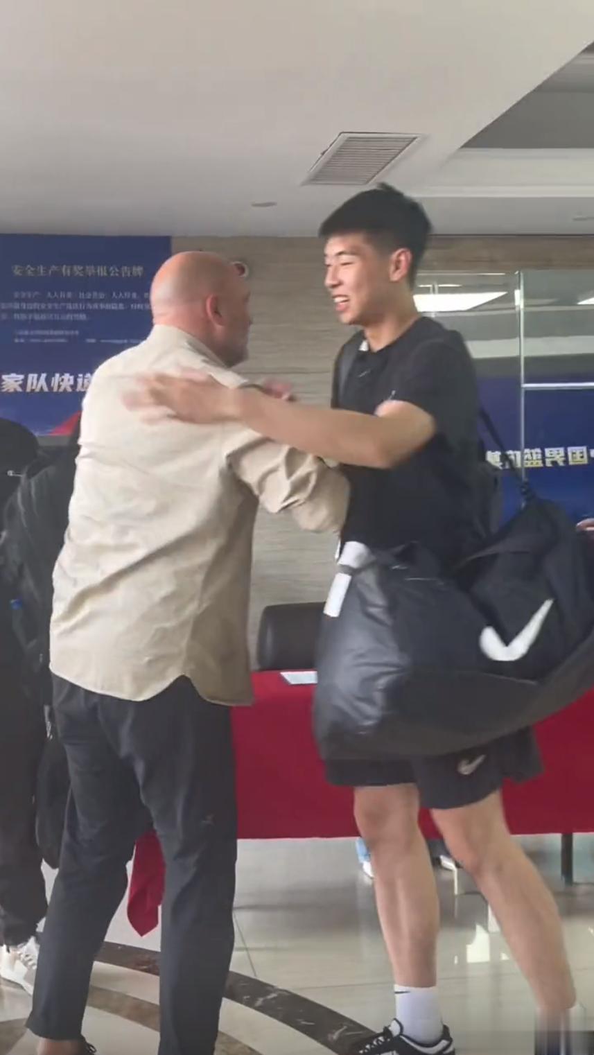 崔永煕遇上了个假伯乐呀。

小崔昨天打出了中国男篮全队的最高分，而且在这场与广厦