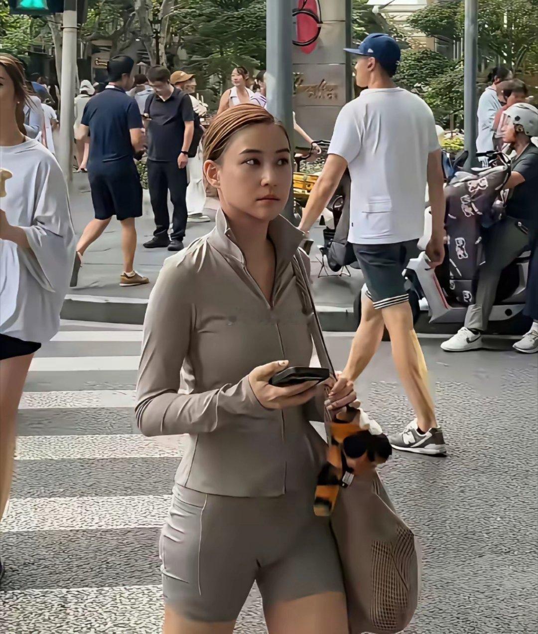 香港街头偶遇大明星了？真人非常娇小可爱。 