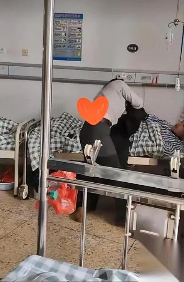 医院病房惊现二女互殴！

原因竟是病床男人

正主和情人打到医护介入…躺在病床上