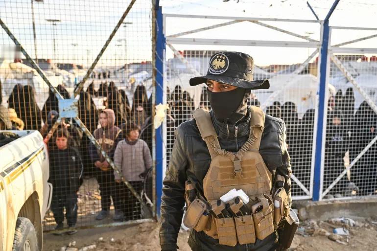 图为叙利亚安全部队成员接管后在al-Hol营入口处警卫。非常遗憾的是，作为法律与