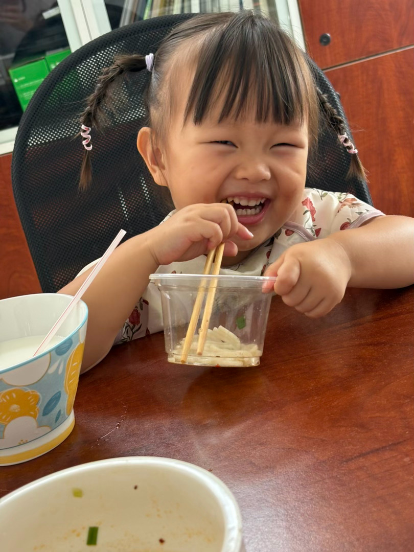 两岁四个月已经可以自己吃完一份米粉了！嗦粉基因非常强大我的狗妹
