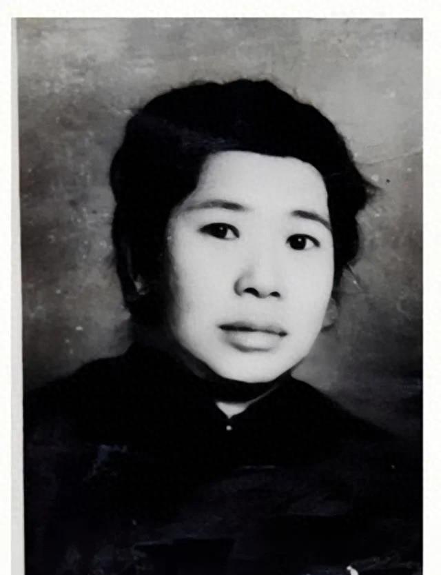 1939年，被捕入狱的女战士在给日军洗衣服时，发现了丈夫的衣服，她瞬间明白原来自