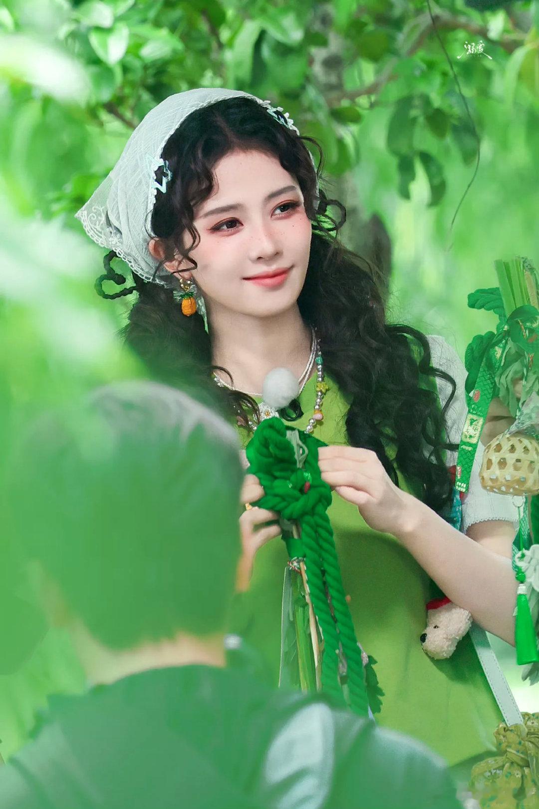 白鹿包粽子白鹿包粽子路透 原来今天白鹿扎着头巾，一身多巴胺绿衣，是去包粽子了，所