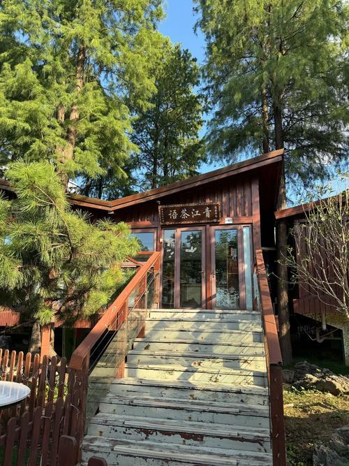 从时段来看，午后14时气温将达到当日峰值30℃，紫外线等级6级，需注意做好防晒；