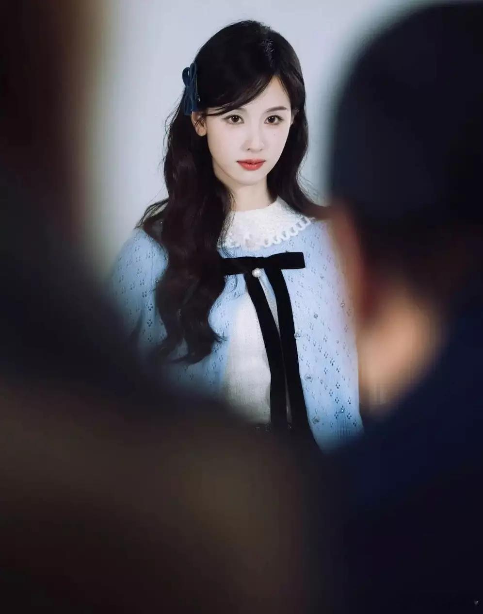 分享娱乐陈都灵穿蓝针织开衫清甜软萌 蓝丝绒发夹点缀少女感 