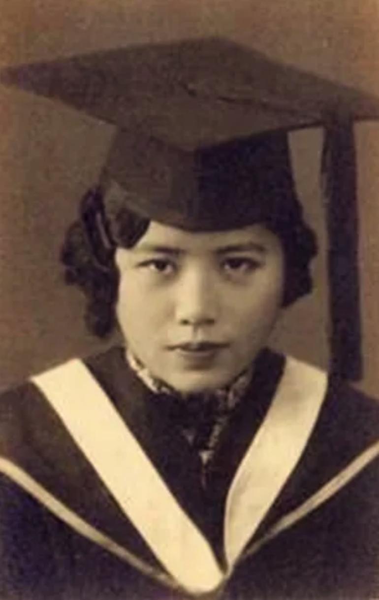 1942年，三女兵被困山洞。日军放火熏人，一人猛然冲出，连杀三敌后纵身跳崖！她是