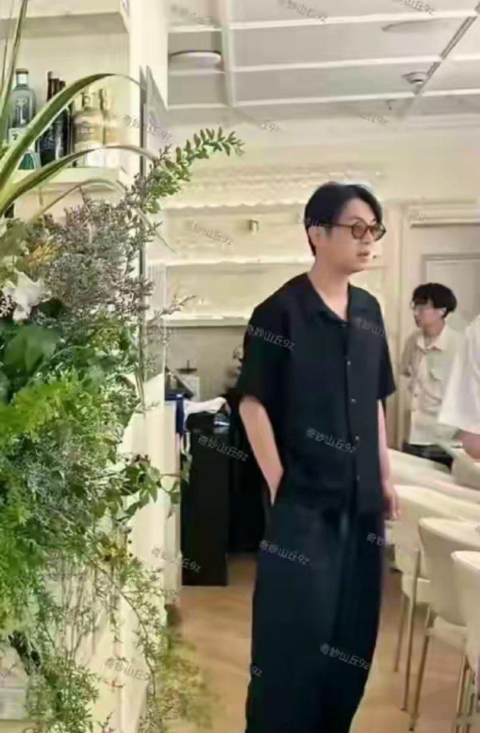 他变化有点大，都不是原来的模样，越来越像一个人了 
