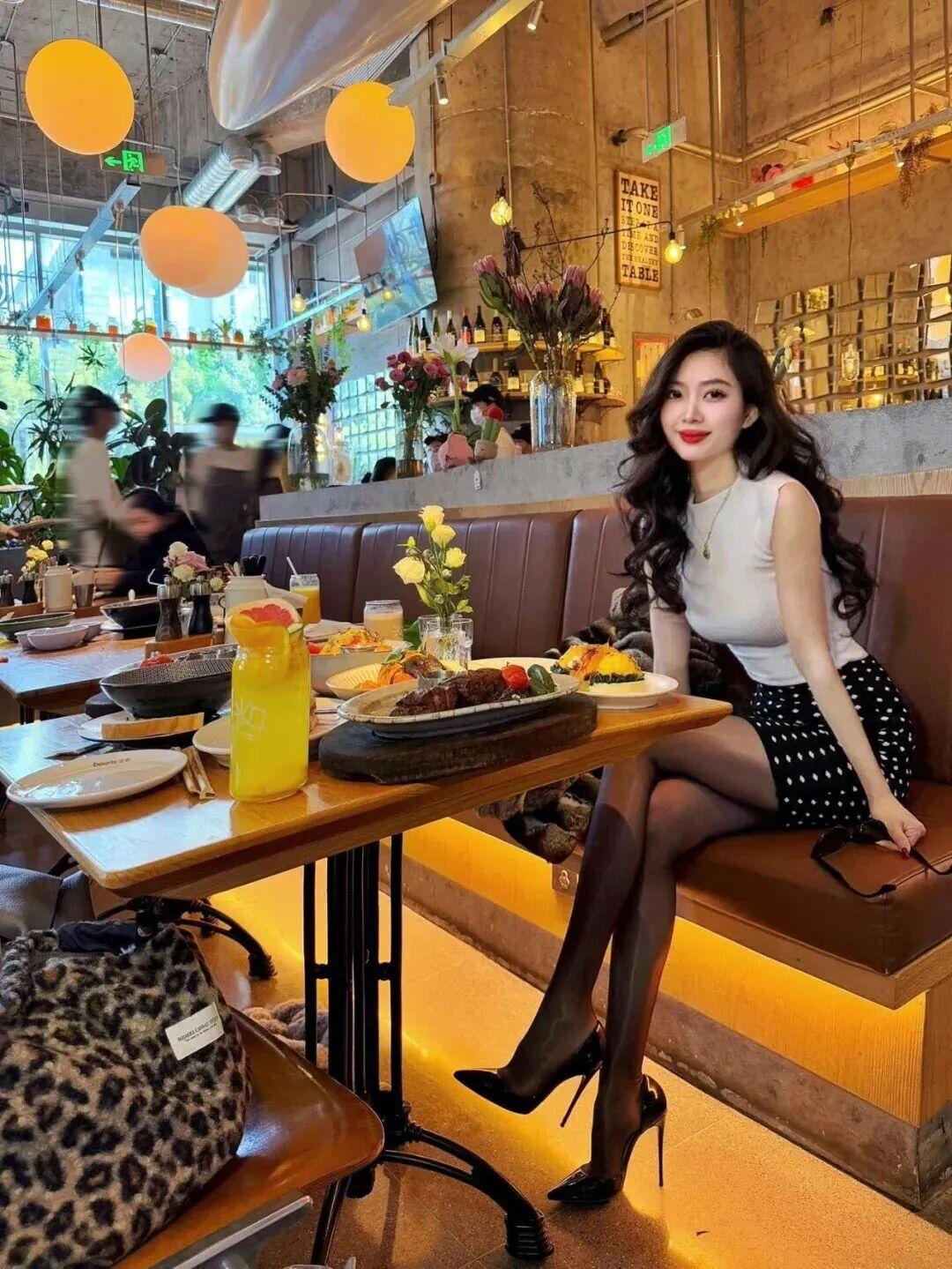 时尚餐厅探店，美食与美景的完美结合！🍽️🌟穿搭 美女 高清美女 高雅气质美女