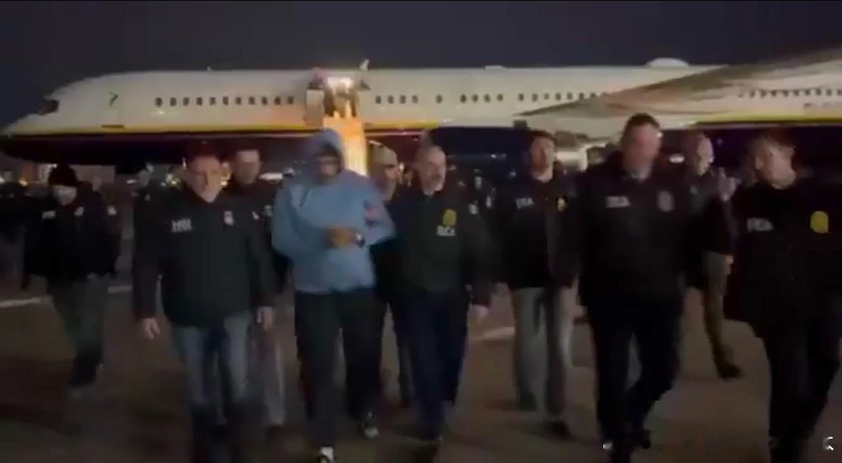 【黄金时代】委内瑞拉民众在一段令人羞辱的视频曝光后欢欣鼓舞，视频显示“硬汉”尼古