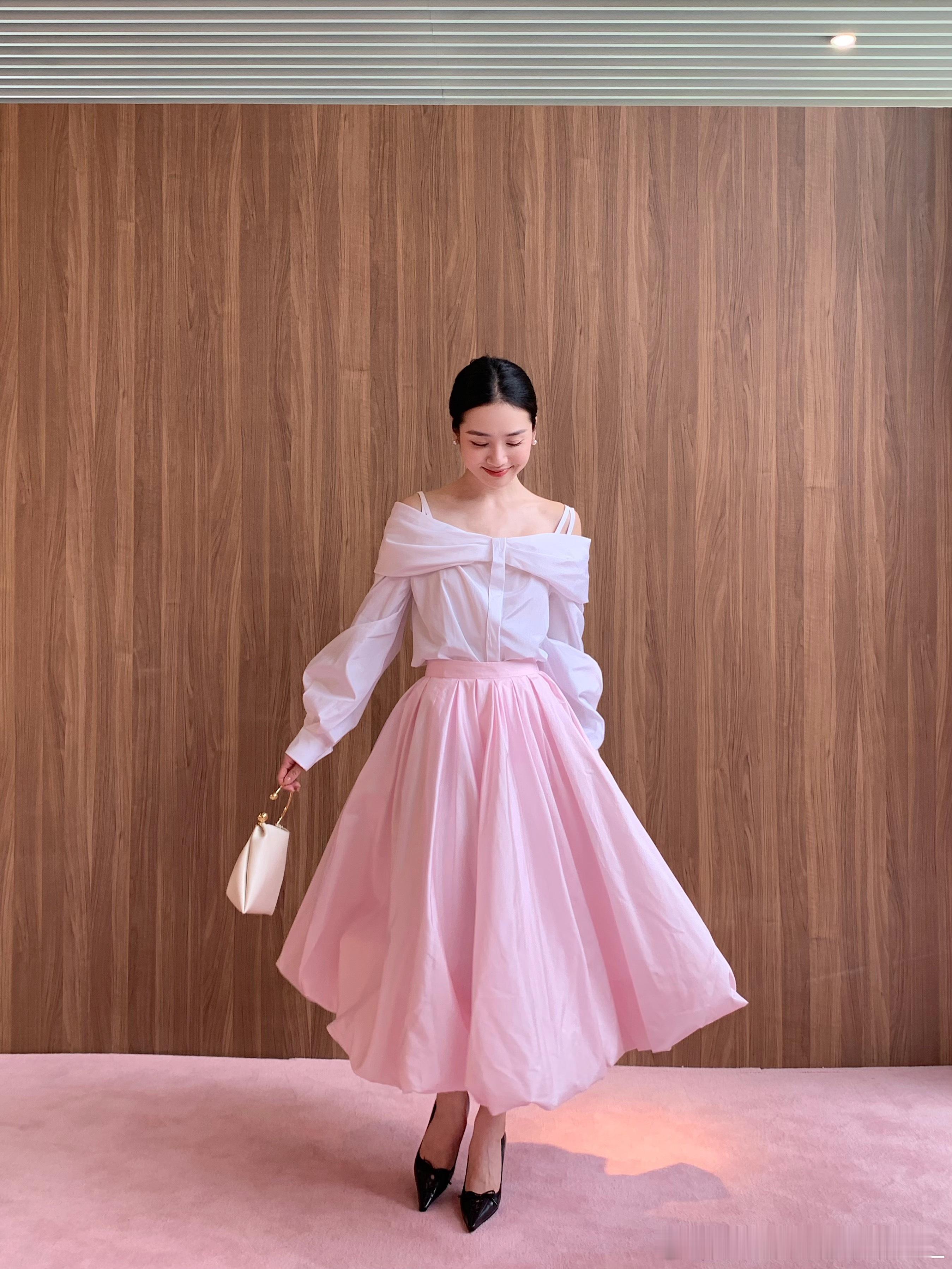 今天好像中毒了 特别特别困周末去杭州看了curiel的秀 裙子真的好美哇 每次穿