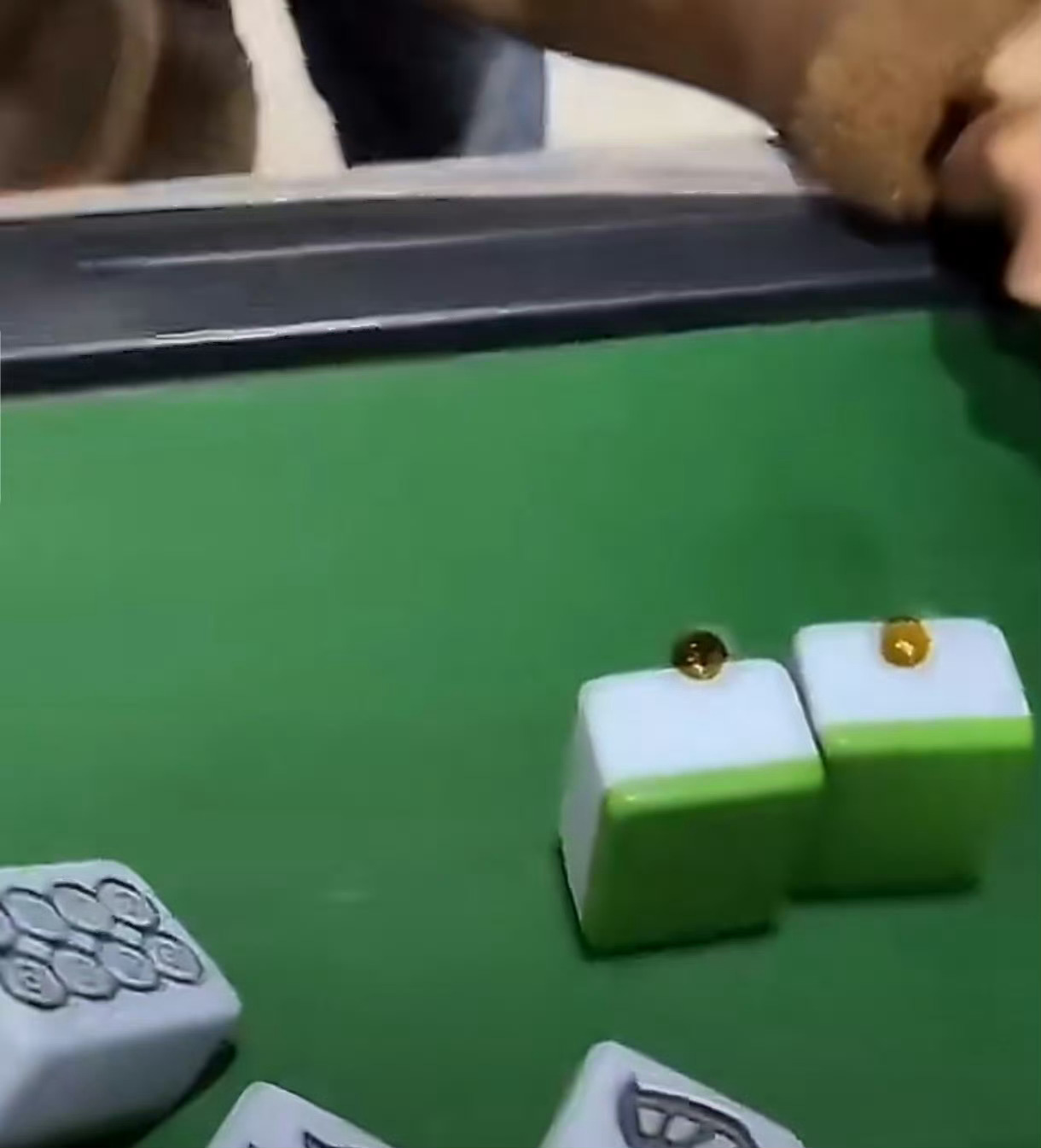 这怎么发现的？女子打麻将戴特殊隐形眼镜被拆穿