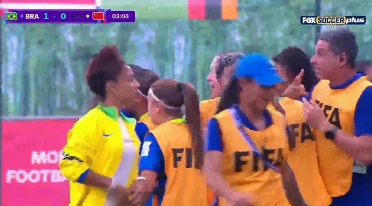 巴西U17女足3分钟就破门了，中国女足0比1暂时落后巴西女足，中国U17女足后防