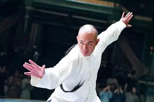 李连杰最大遗憾！
若能重来，他或许不会硬扛《霍元甲》那场高台跳。

8月17日，