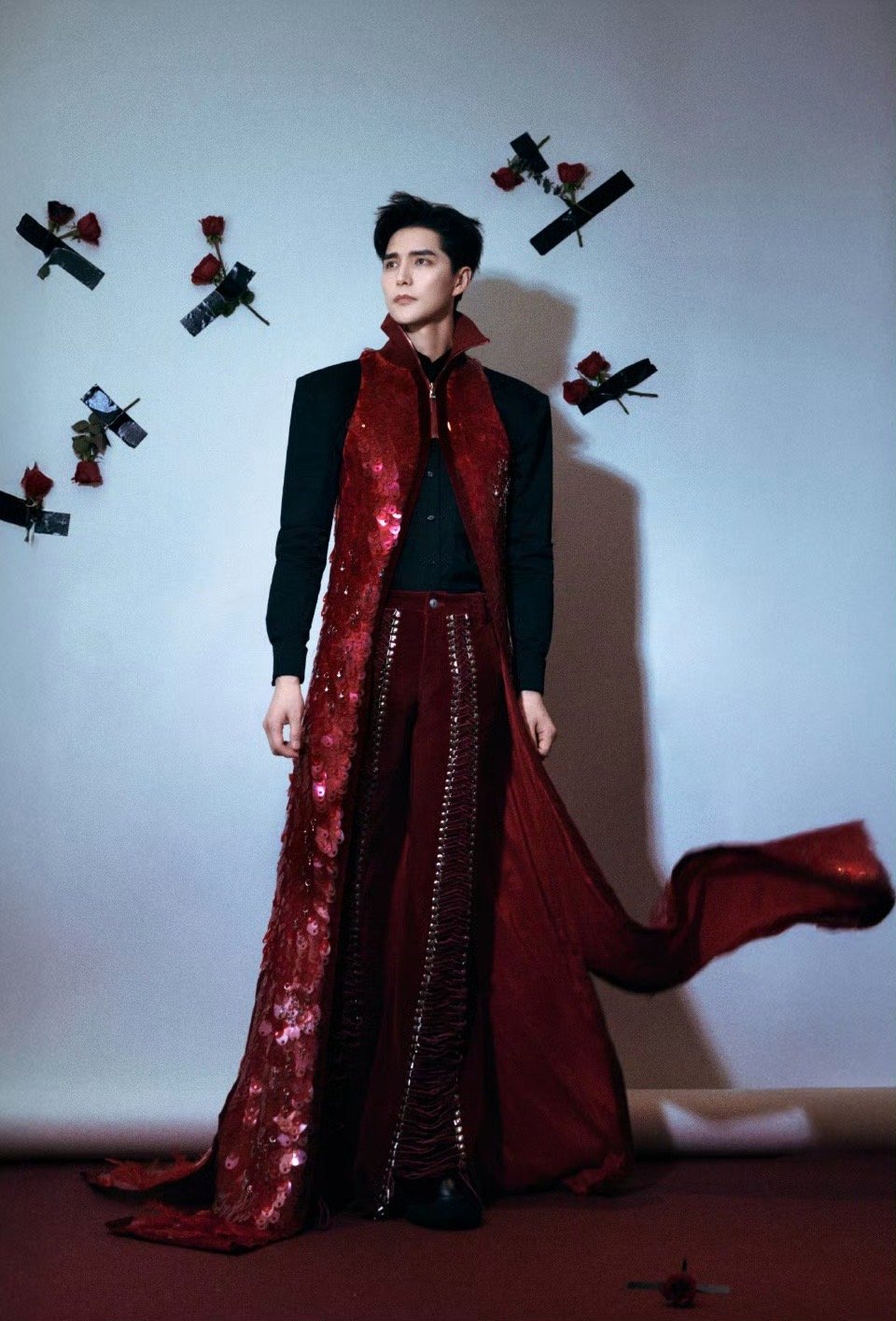 阿云嘎的衬衫多余了我说阿云嘎完全就是暗夜王爵吧，声鸣远扬帮唱的造型一整个被蛊到了