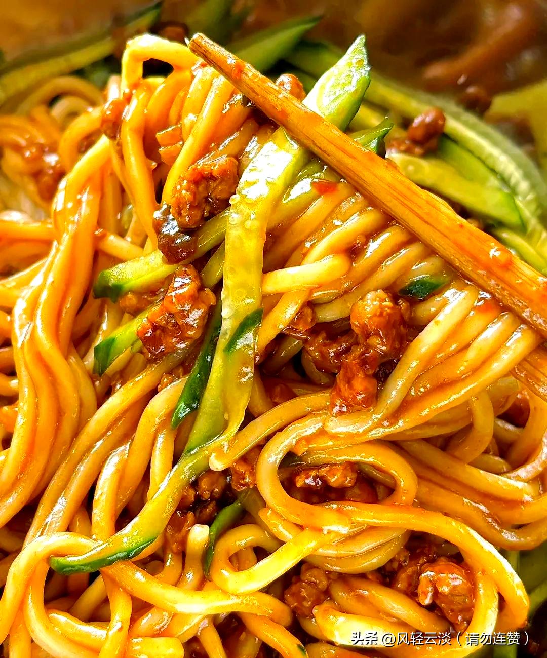 第一次学做炸酱面，其实真实很简单，看到孙子，孙女吃得高兴，我心里也美滋滋的