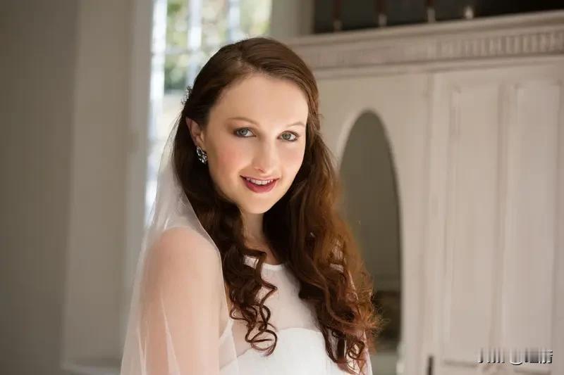 已婚女人被人喜欢，这情况还挺棘手。要是被同事喜欢，得保持职业距离，别整那些私人亲