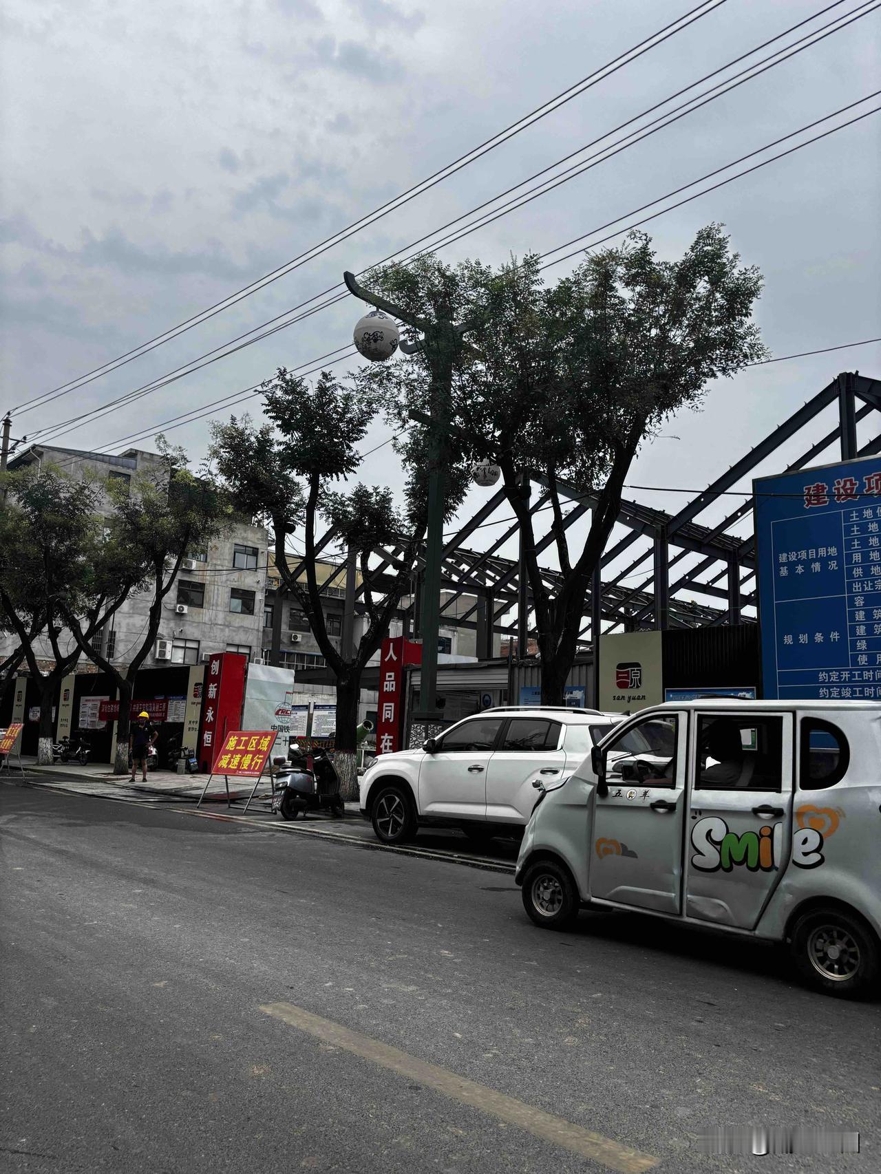 三原县中心街这里，建啥项目呢？问豆包，说是三原县中山街农产品综合市场建设项目。不