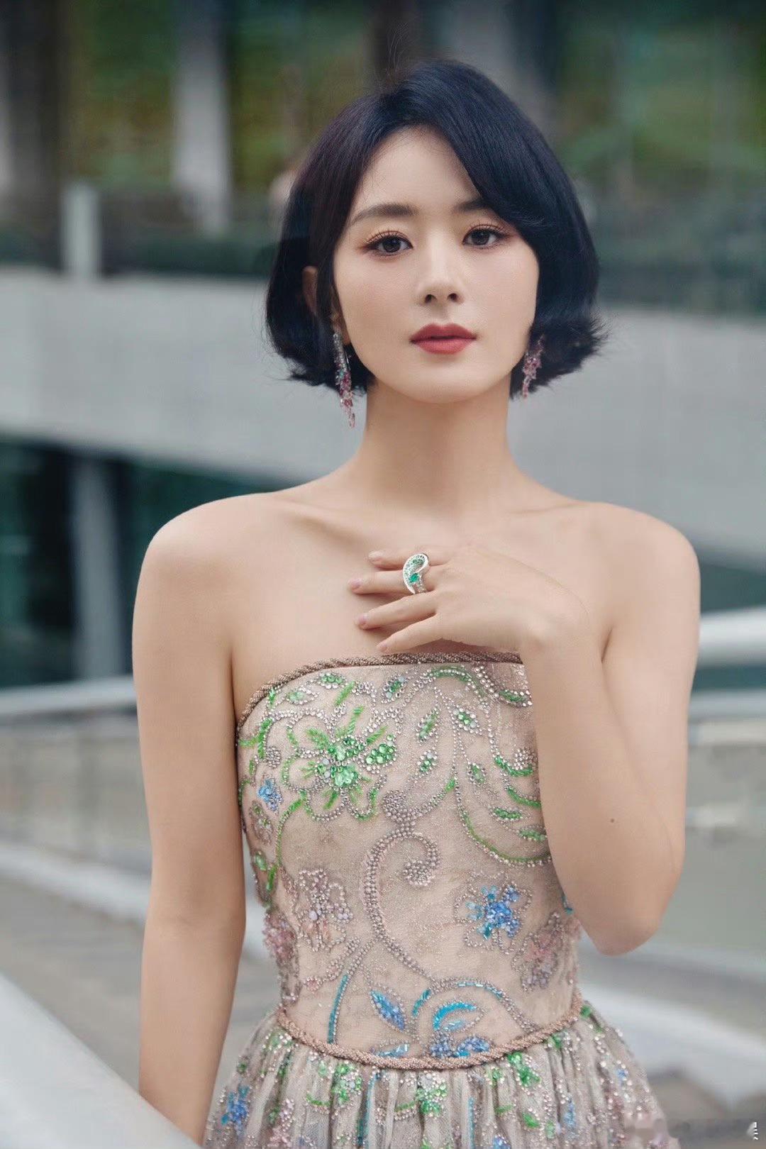 #赵丽颖东京电影节生图#赵丽颖离婚后光彩夺目，就这气质和气场，简直惊艳全场！不知