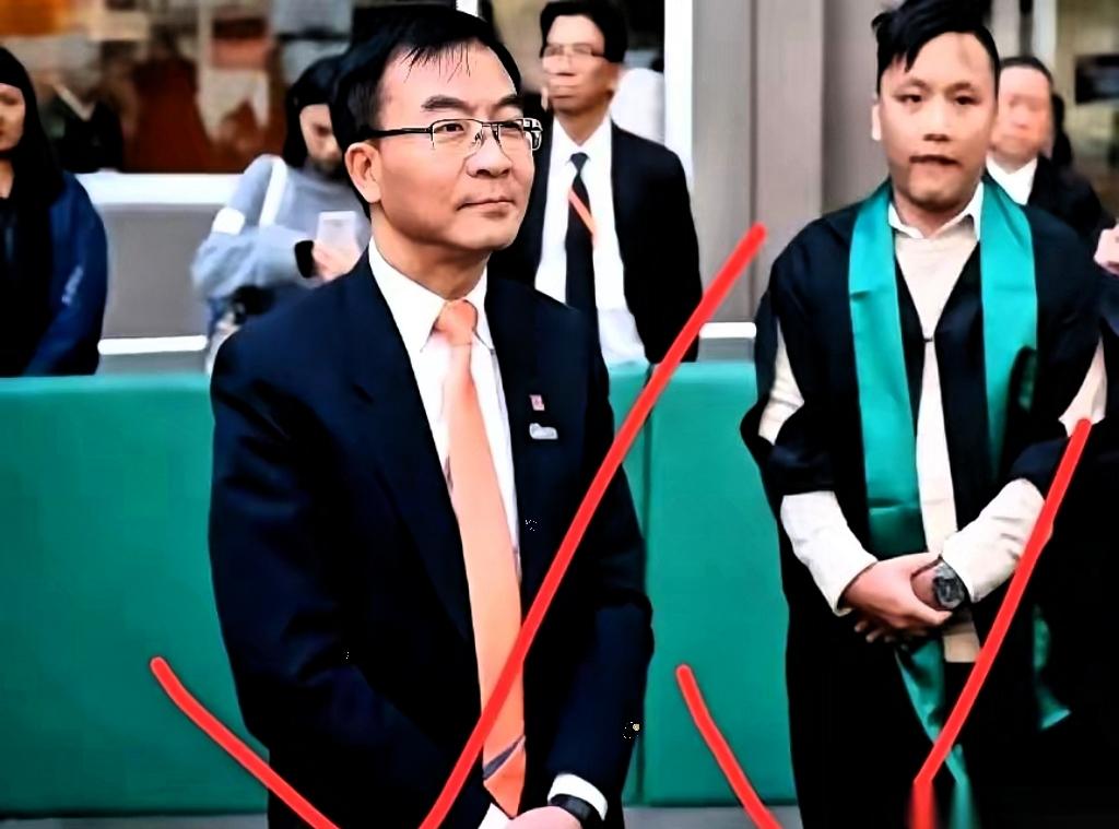 校长当着一千多人的面，直接叫停了毕业典礼。
就因为国歌响起时，有两个学生，不仅不