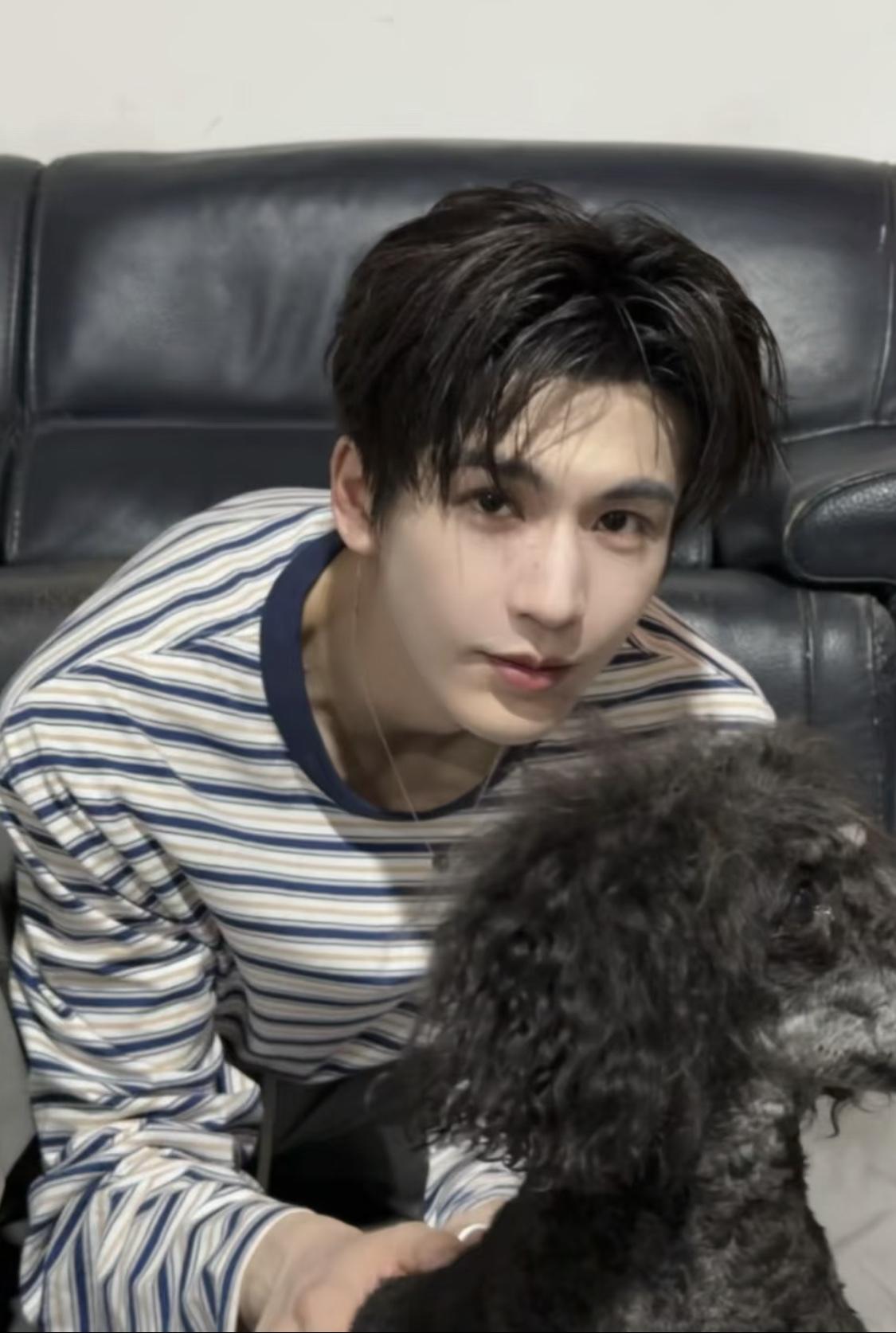 张凌赫拍完《逐玉》之后，是真的红了，社交平台更新了几张萌照就登上了rs。

张凌