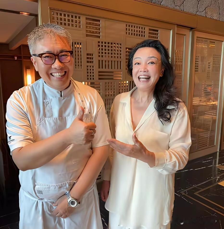 近日兰姐外出探店，现身一家高端米其林二星酒店餐厅，上演了一场温暖又治愈的圈内偶遇
