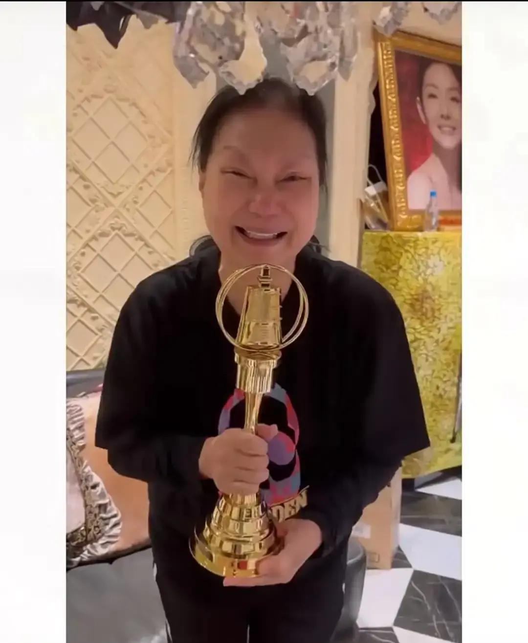 “一场颁奖，却成了母女的补心仪式。”
小S今年拿到金钟奖最佳主持人，当场把奖杯送