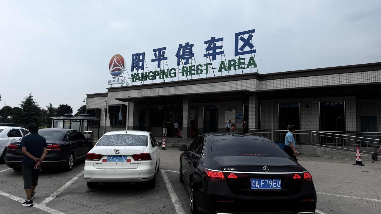 高速小憩｜打卡阳平停车区
跟随千里房县国旅的旅行团西行，中途停靠陕西阳平停车区休