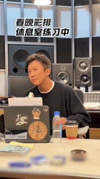 邓超春晚是送给妈妈的礼物邓超内心最柔软的地方是妈妈马年春晚后台，邓超分享心声。母